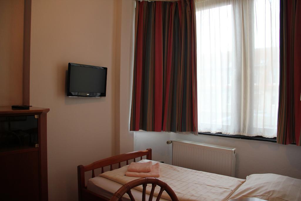 Wali'S Hotel Bielefeld Room photo
