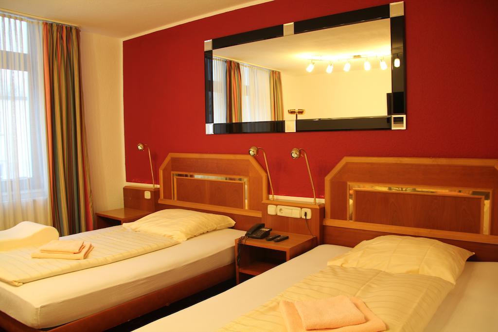 Wali'S Hotel Bielefeld Room photo