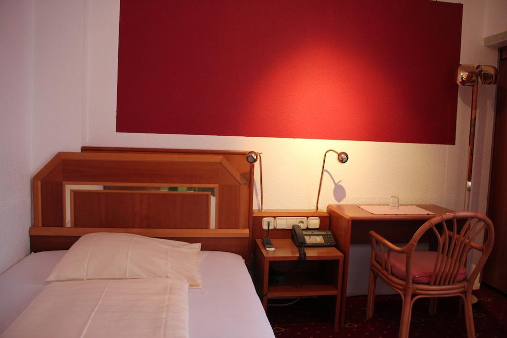 Wali'S Hotel Bielefeld Room photo