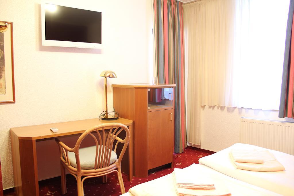 Wali'S Hotel Bielefeld Room photo