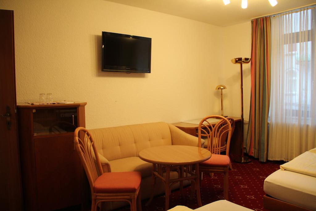 Wali'S Hotel Bielefeld Room photo
