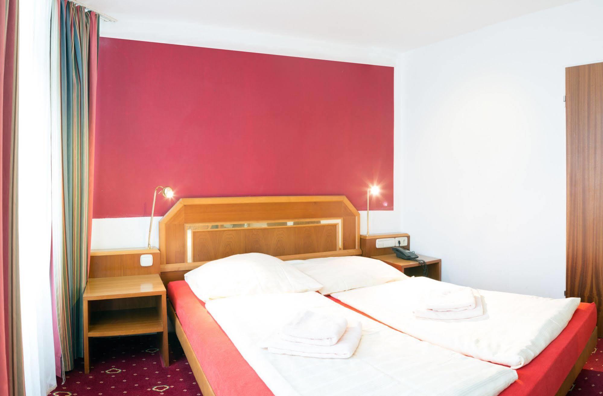 Wali'S Hotel Bielefeld Exterior photo